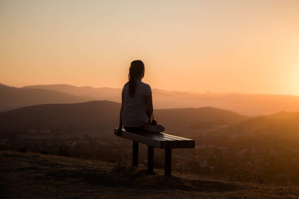 femme, émerveillement, coucher du soleil, sophrologie